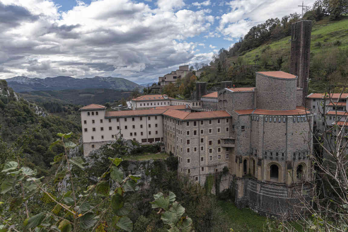 Guipúzcoa - Oñati 23 - santuario de Arantzazu.jpg